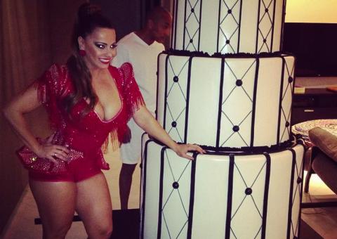  Viviane Araújo sai do bolo em festa de empresário com famosos